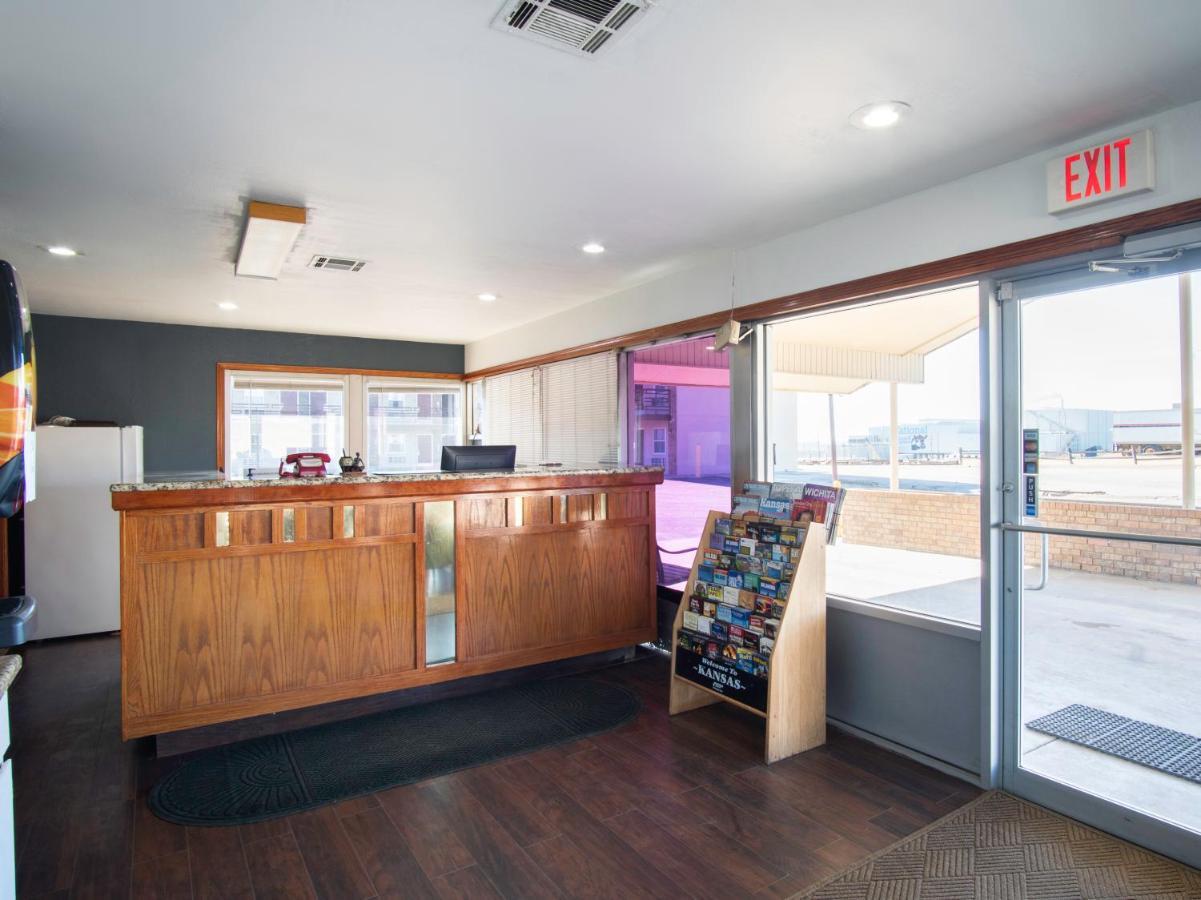 Nendels Inn & Suites Dodge City Airport Exterior photo